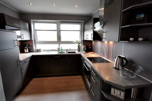 Een koelkast, een microgolfoven, een oven, een vaatwasser