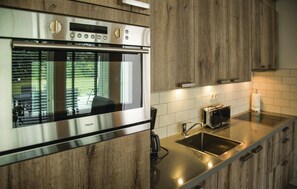 Een koelkast, een kookplaat, een vaatwasser