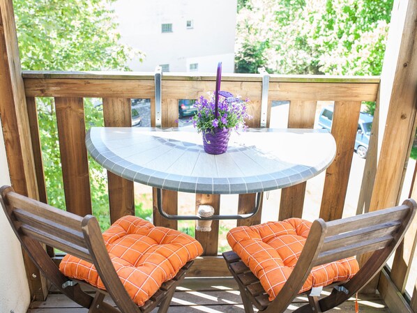 Outdoor dining - 2 room apartment, kitchen, bathroom, balcony, cable TV, wireless internet, quiet - near city center (Leipzig)