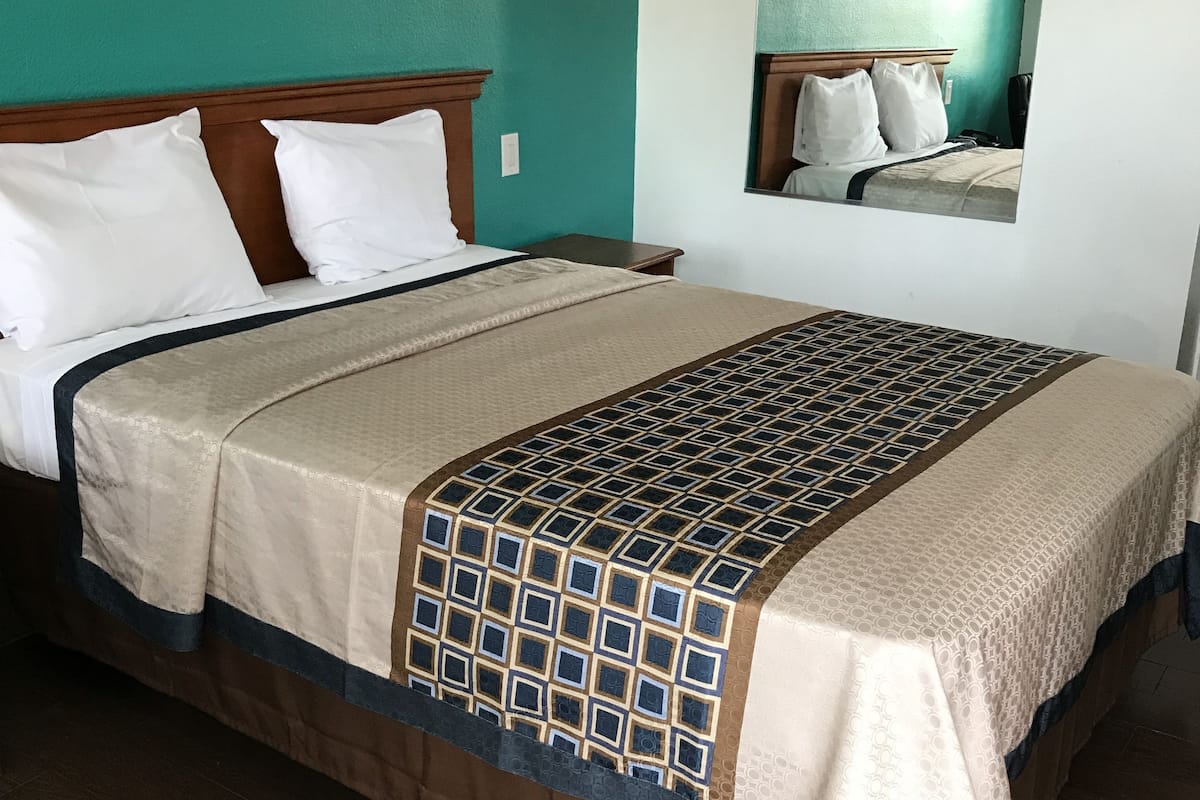 Standard Room, 1 Queen Bed, Non Smoking | Free WiFi