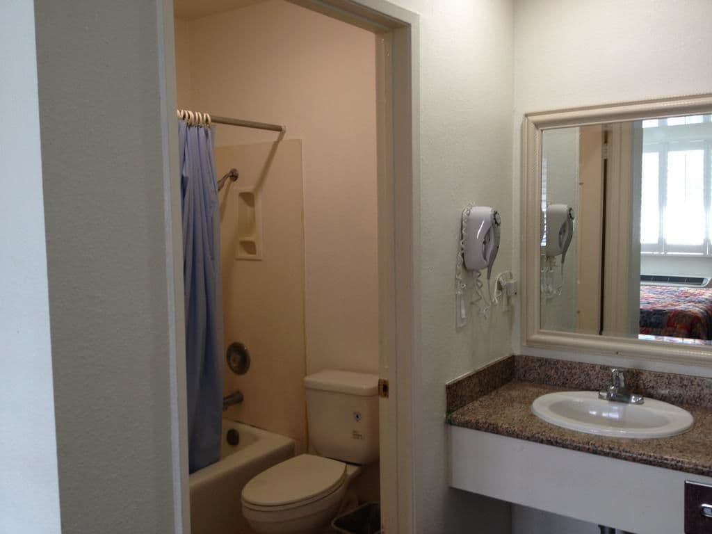 Habitación estándar, 1 cama Queen size, para no fumadores | Baño | Tina con regadera, secadora de cabello, toallas 
