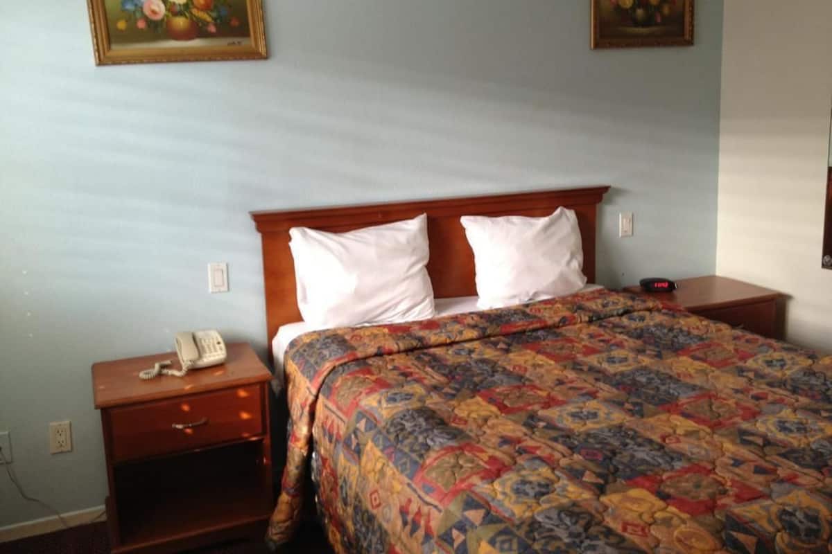 Standard Room, 1 Queen Bed, Non Smoking | Free WiFi