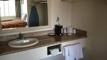 Standard Room, 1 Queen Bed, Non Smoking | Bathroom