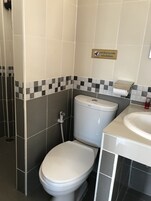 Habitación estándar | Baño | Ducha, artículos de higiene personal gratuitos y toallas