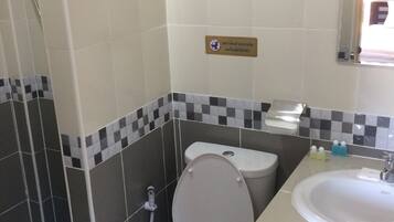 Standard Room | Bathroom | Shower, free toiletries, towels
