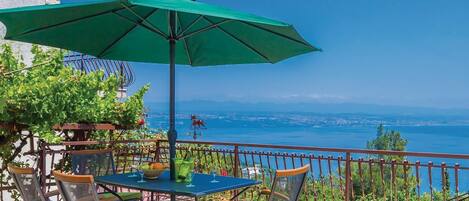 تناول الطعام بالخارج