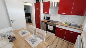 Kühlschrank, Mikrowelle, Ofen, Herdplatte