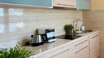 Geladeira, cafeteira/chaleira, chaleira elétrica, torradeira