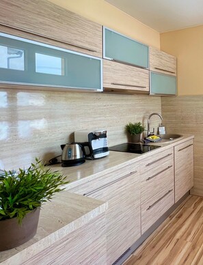 Kühlschrank, Wasserkocher mit Kaffee-/Teezubehör, Wasserkocher, Toaster