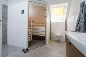 Regadera, secadora de cabello, papel de baño 