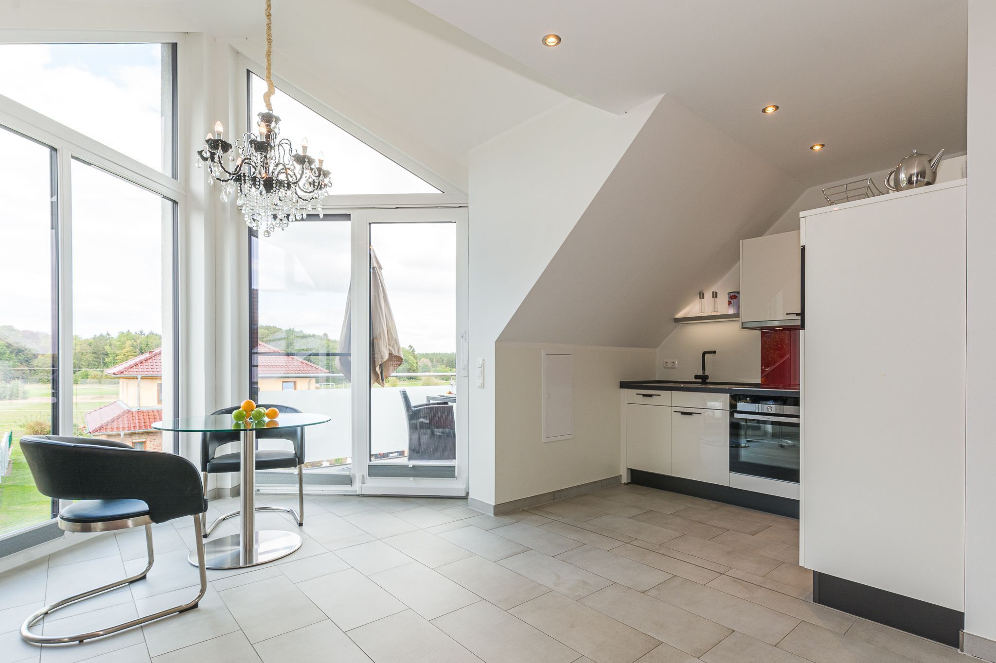 Een koelkast, een magnetron, een oven, een vaatwasser