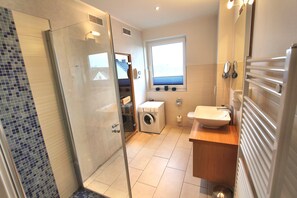 Dusche, Haartrockner, Toilettenpapier