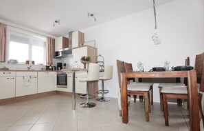 Kühlschrank, Mikrowelle, Herdplatte, Geschirrspüler