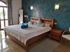 6 bedrooms, desk, iron/ironing board, WiFi