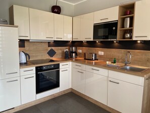 Kühlschrank, Mikrowelle, Ofen, Geschirrspüler
