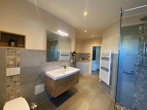 Shower, hair dryer - Villa Grande / Luxus-EG-Fewo ENJOY - Villa Grande / Luxus-EG-Fewo ENJOY (WE 2) (Göhren-Lebbin)