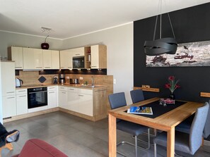 Kühlschrank, Mikrowelle, Ofen, Geschirrspüler