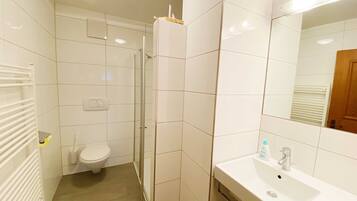 Dusche, Haartrockner, Handtücher