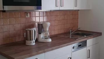 Kühlschrank, Mikrowelle, Ofen, Geschirrspüler