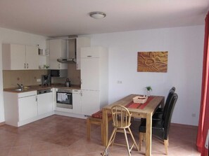 Kühlschrank, Geschirrspüler, Wasserkocher mit Kaffee-/Teezubehör