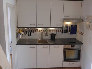 Fridge, oven, dishwasher, coffee/tea maker