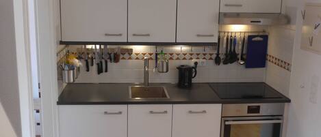 Fridge, oven, dishwasher, coffee/tea maker