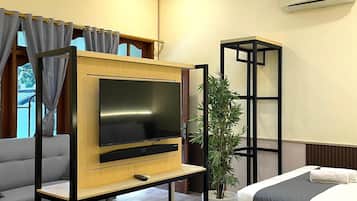 Suite, 2 tweepersoonsbedden | Woonruimte | Een lcd-televisie