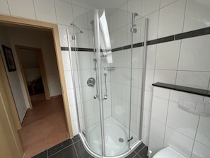 Shower, hair dryer - Suite Dirka 11 OL with balcony (SO) - Usedom Suites 11***, beach 100 m (Karlshagen)