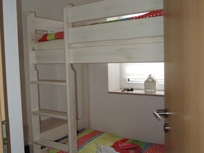 A bunk bed with a window above the lower bunk. - Suite Anna with terrace 25 u (SA) - Usedom Suites 25***, beach 100 m (Karlshagen)