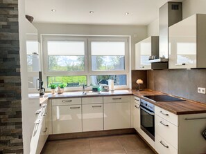 Jääkaappi, mikroaaltouuni, uuni, astianpesukone