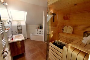 Regadera, secadora de cabello, papel de baño 