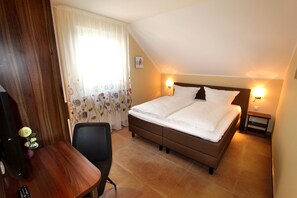 2 soveværelser, pengeskab på værelset, strygejern/strygebræt