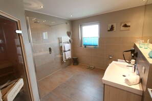Douche, sèche-cheveux, papier toilette