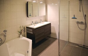 Combined shower/bathtub - Nice home in Retranchement with WiFi (Retranchement)