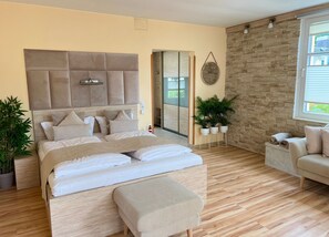 2 habitaciones, tabla de planchar con plancha, cuna de viaje y wifi 