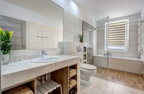 Dusj, hårføner, håndklær og såpe