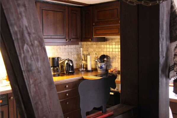 Kühlschrank, Ofen, Geschirrspüler, Wasserkocher mit Kaffee-/Teezubehör
