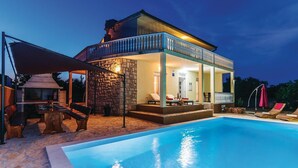 A two-story house with a swimming pool, outdoor seating, and a stone wall. - Lovely home in Polaca (Polaca)