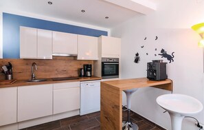 Réfrigérateur, four à micro-ondes, surface de cuisson, lave-vaisselle