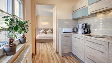 Køleskab, kaffe-/temaskine, elkedel, brødrister