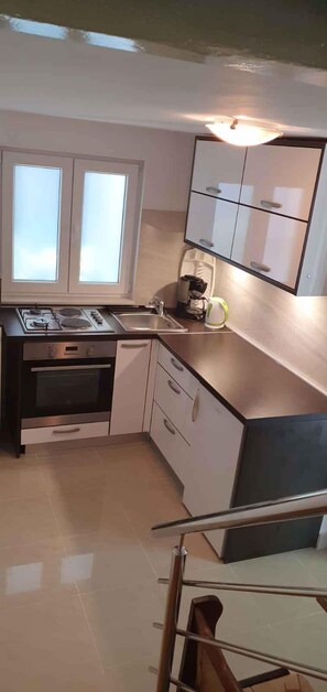 ثلاجة، ميكروويف، فرن، موقد طهي مسطح