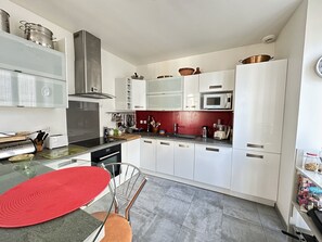 Kühlschrank, Mikrowelle, Ofen, Herdplatte