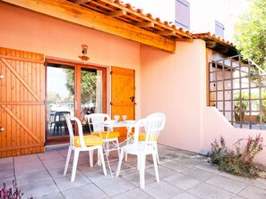Outdoor dining - Mezzanine studio with pool, WiFi & pets allowed in Gruissan (Gruissan)