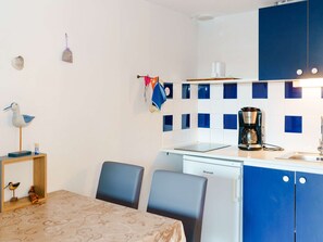 Fridge, microwave, stovetop - Mezzanine studio with pool, WiFi & pets allowed in Gruissan (Gruissan)