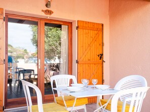 Outdoor dining - Mezzanine studio with pool, WiFi & pets allowed in Gruissan (Gruissan)