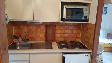 Fridge, oven, stovetop, coffee/tea maker