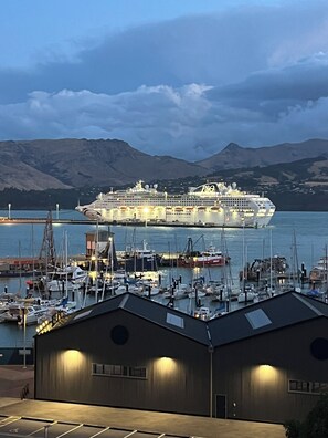 Casa de lujo, Terraza, vista a la bahía (Boatique House) | Área de sala de estar | Libros
