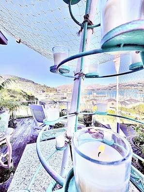 Casa de lujo, Terraza, vista a la bahía (Boatique House) | Área de sala de estar | Libros 