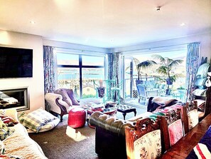 Casa de lujo, Terraza, vista a la bahía (Boatique House) | Área de sala de estar | Libros