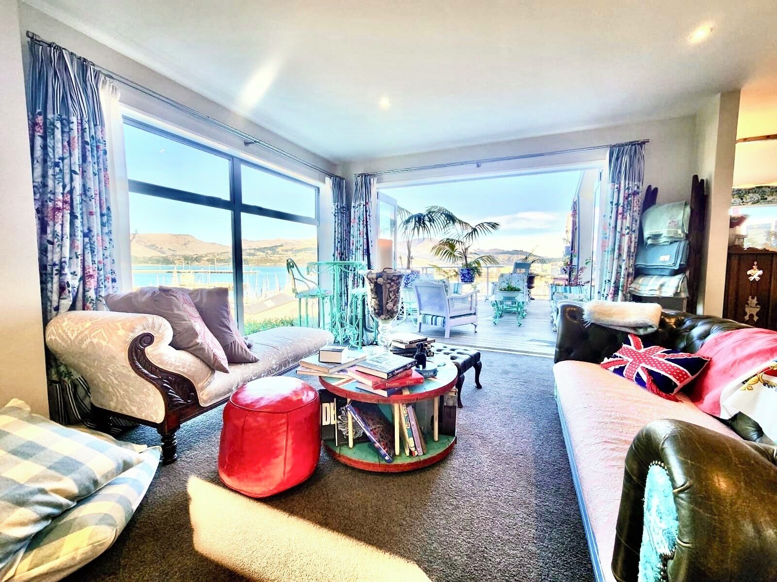 Sea and Bay views in style - Boatique House | Living area | Books